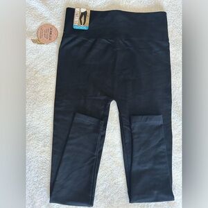 Feathers Black Leggings Maturity OS